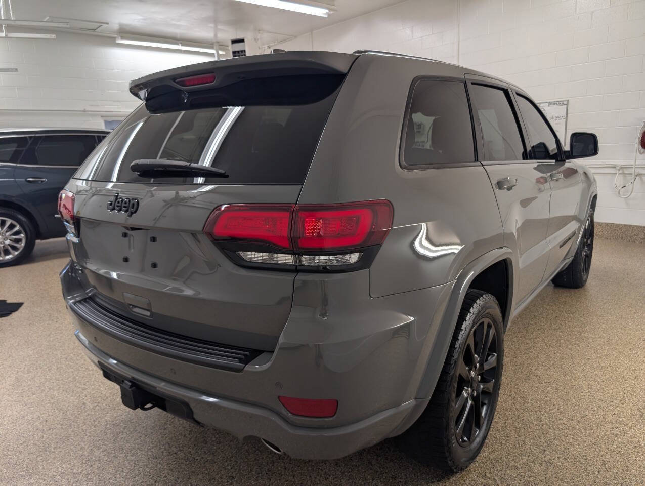 Used 2022 Jeep Grand Cherokee Altitude AWD/4WD image 9