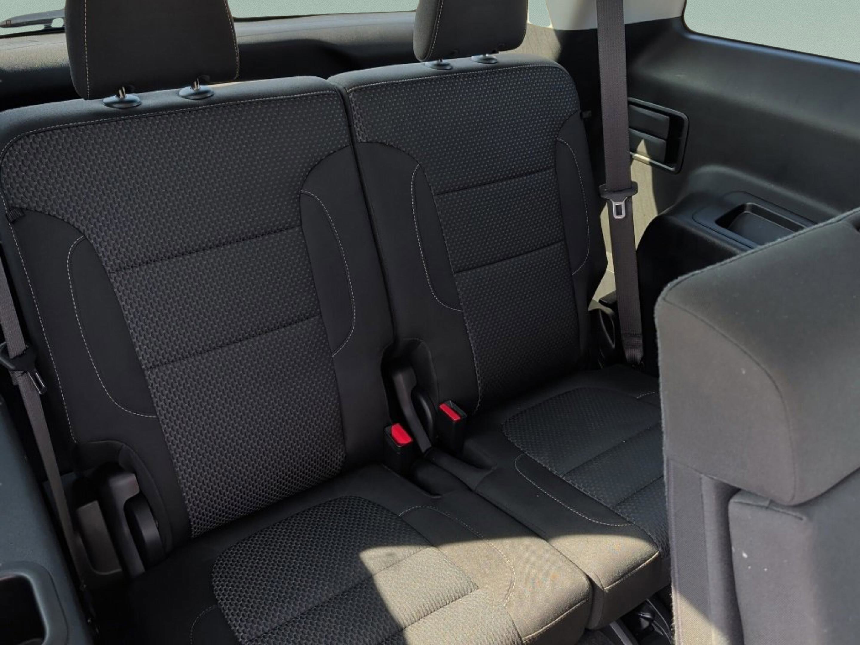 Used 2023 GMC Acadia SLE image 36