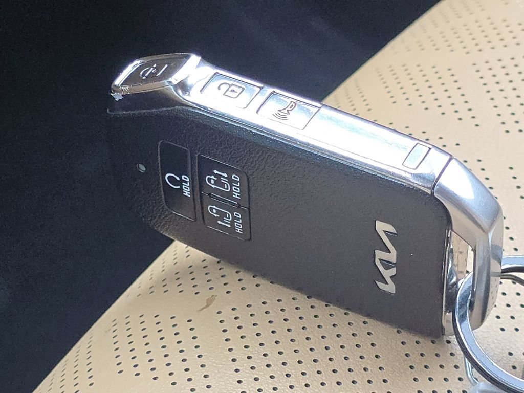 Used 2023 Kia Carnival LX FWD image 31