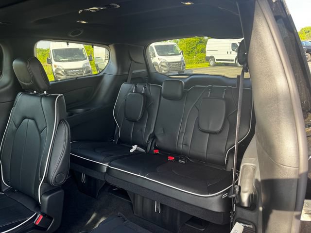 New 2027 Chrysler Pacifica Limited AWD/4WD image 19