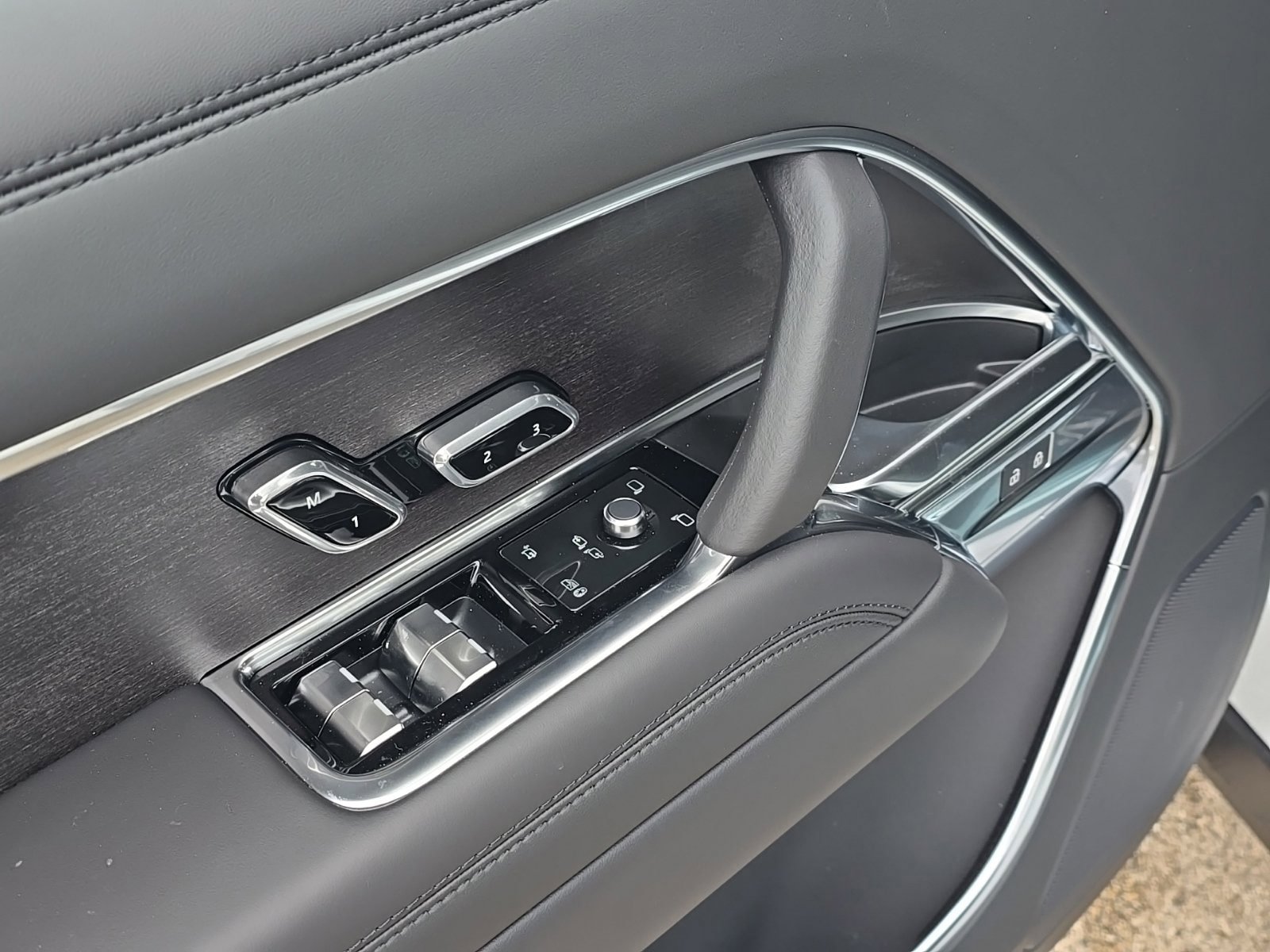 New 2026 Land Rover Range Rover Long Wheelbase SE image 12