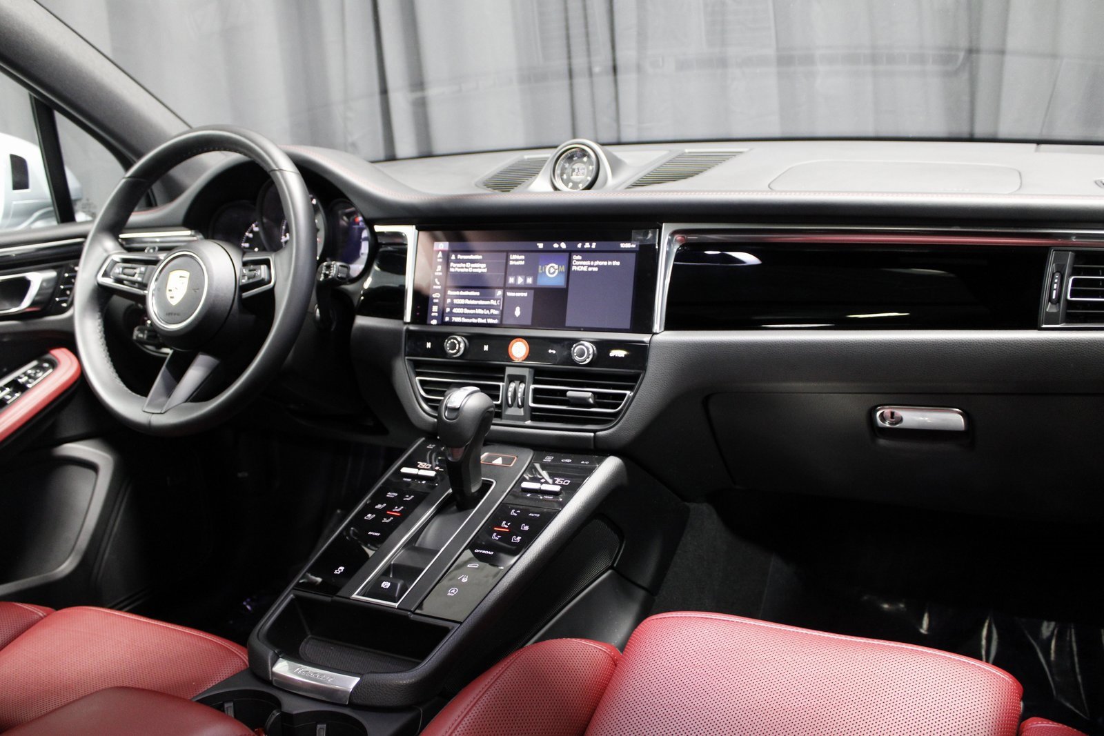 Certified 2025 Porsche Macan image 22