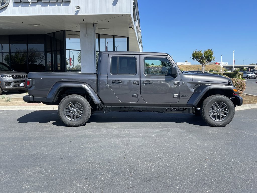 New 2026 Jeep Gladiator Sport AWD/4WD image 8