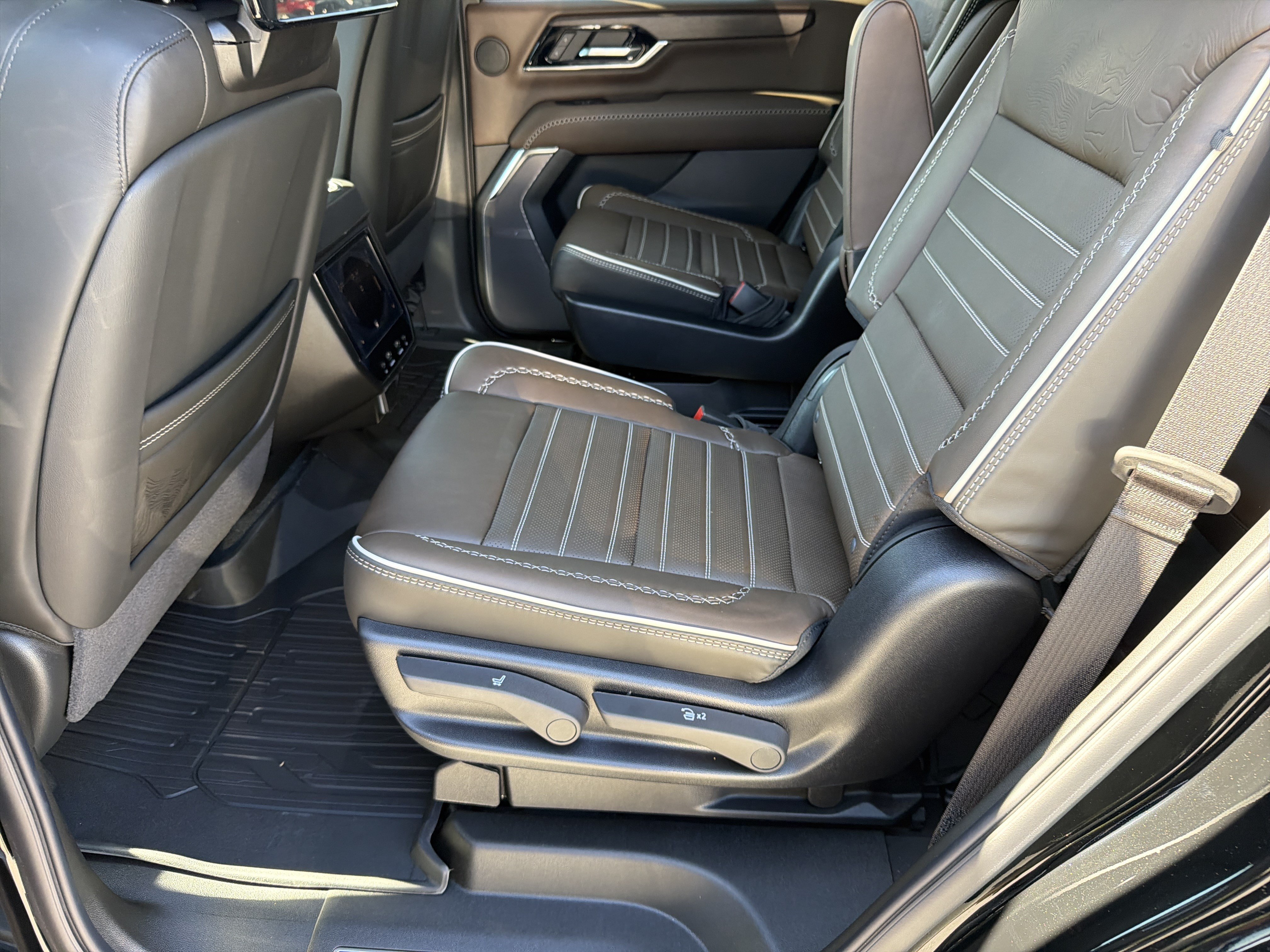New 2026 GMC Yukon Denali Ultimate w/ LPO, Floor Liner Package AWD/4WD image 22