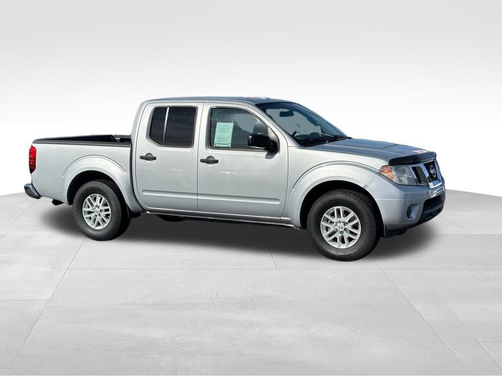 Used 2015 Nissan Frontier SV image 2