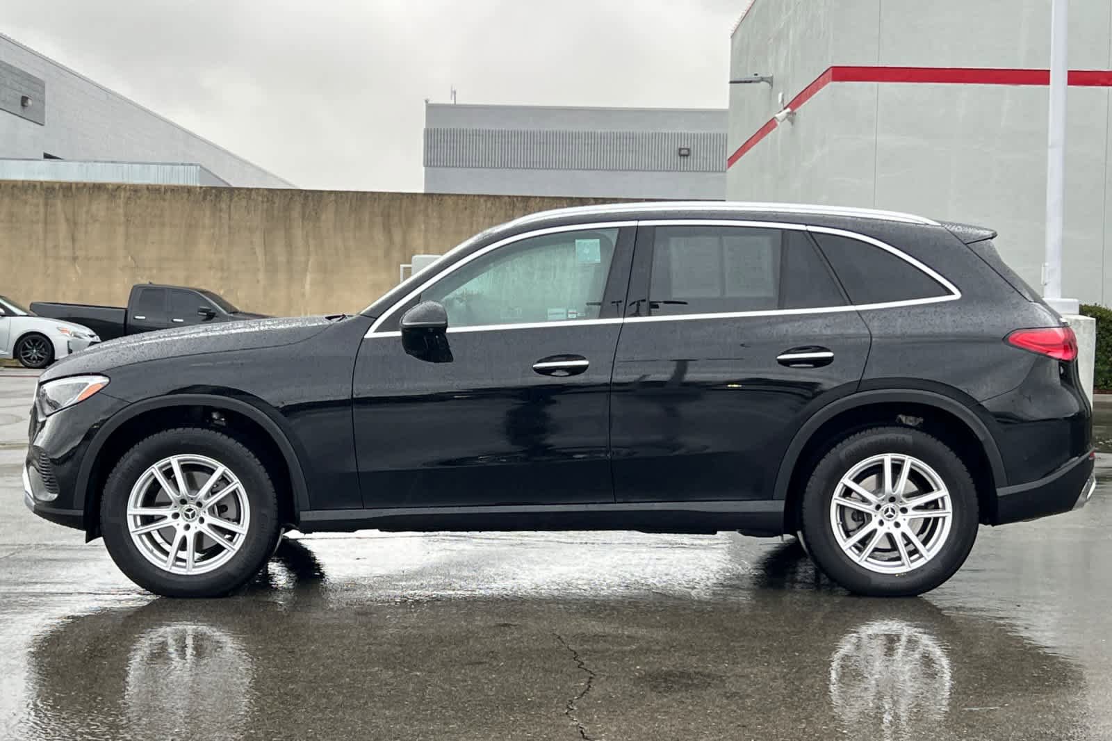 Used 2025 Mercedes-Benz GLC 300 4MATIC image 9