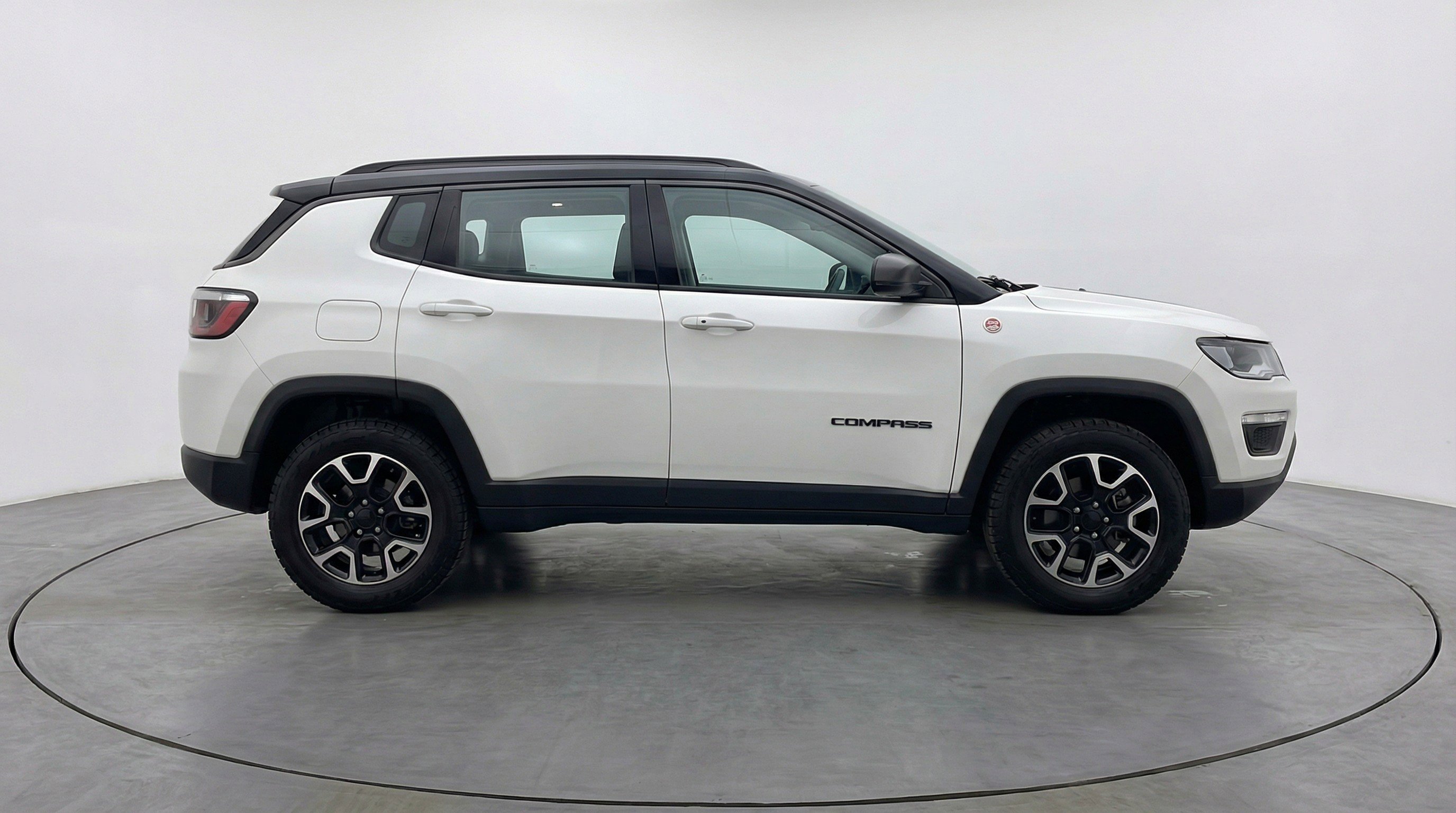 Used 2025 Jeep Compass Trailhawk AWD/4WD image 11