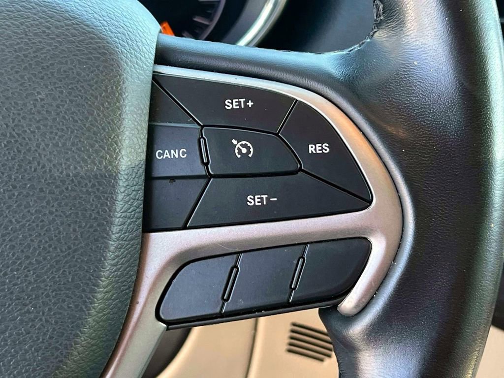 Certified 2022 Jeep Grand Cherokee Laredo E AWD/4WD image 23