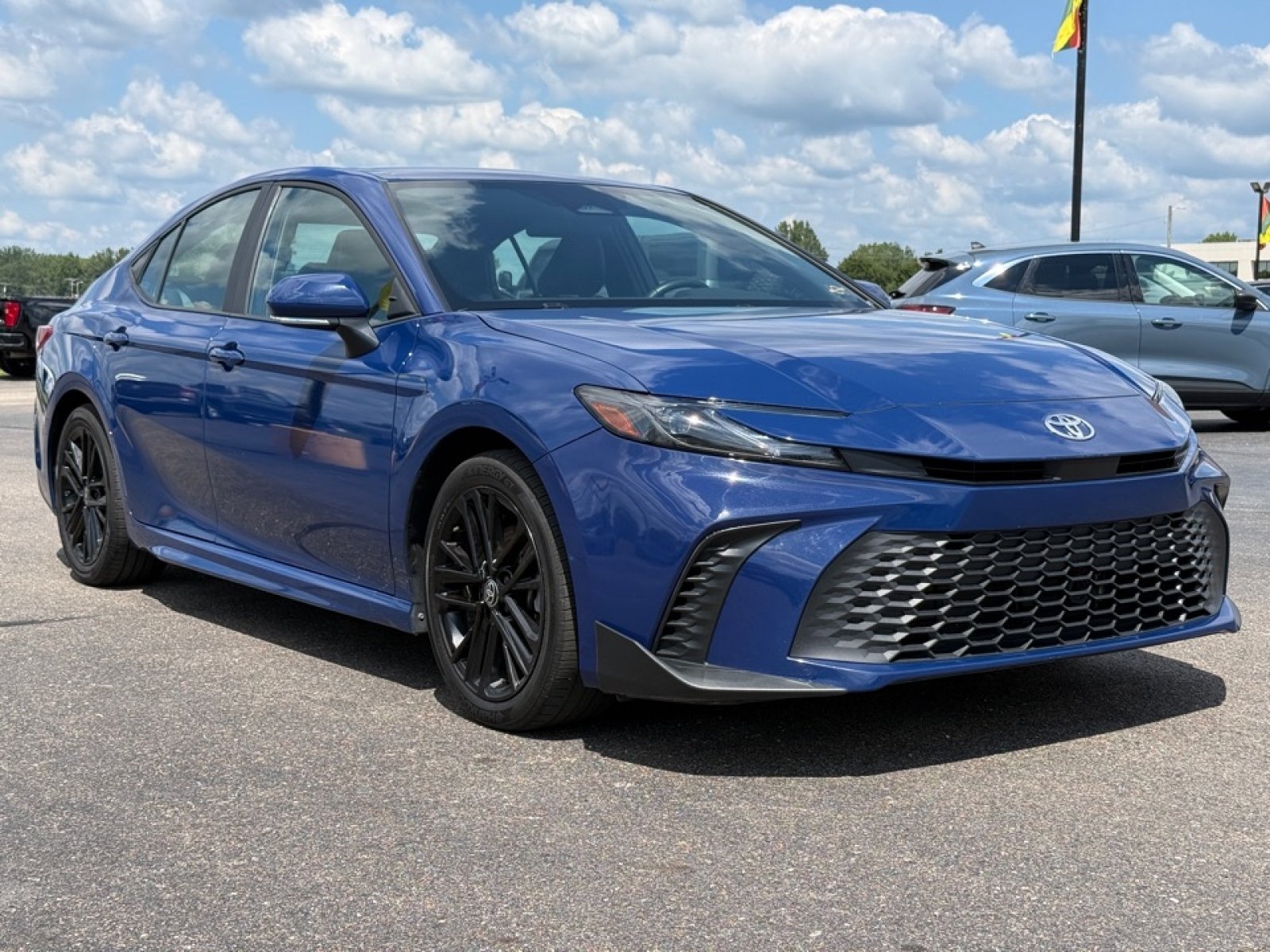 Used 2025 Toyota Camry SE FWD image 2