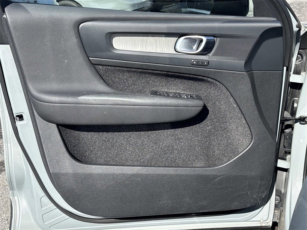 Used 2024 Volvo XC40 B5 Plus image 34