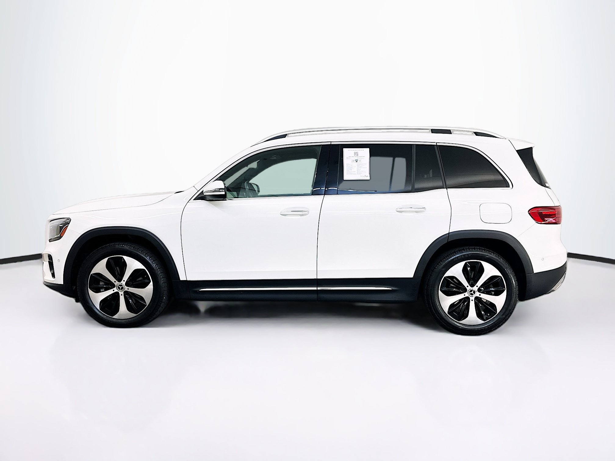 Used 2025 Mercedes-Benz GLB 250 4MATIC image 4