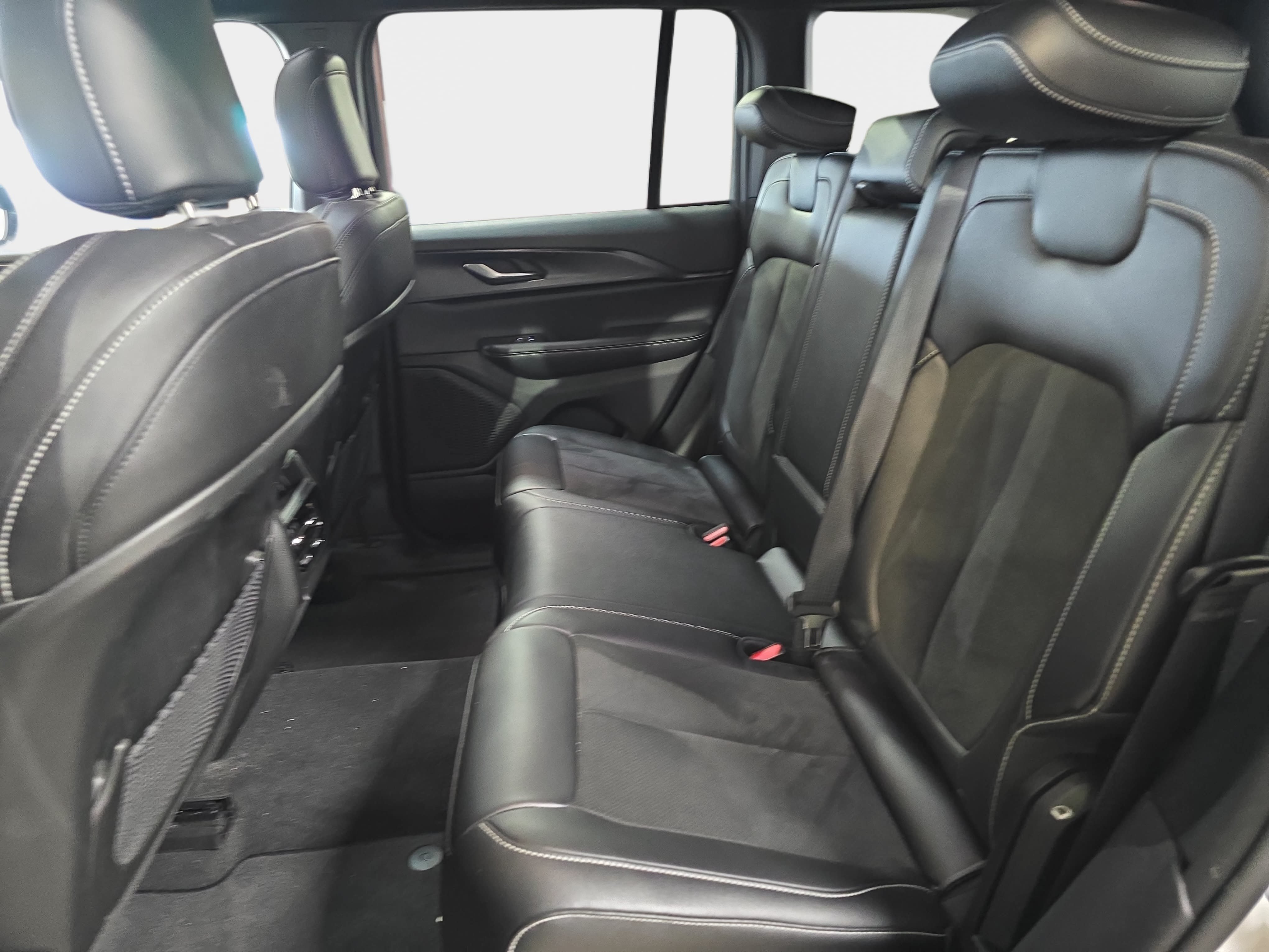 Used 2023 Jeep Grand Cherokee Altitude AWD/4WD image 11