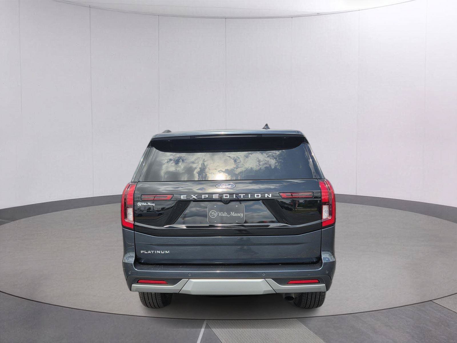 Used 2025 Ford Expedition Platinum w/ Driver's Package AWD/4WD image 6