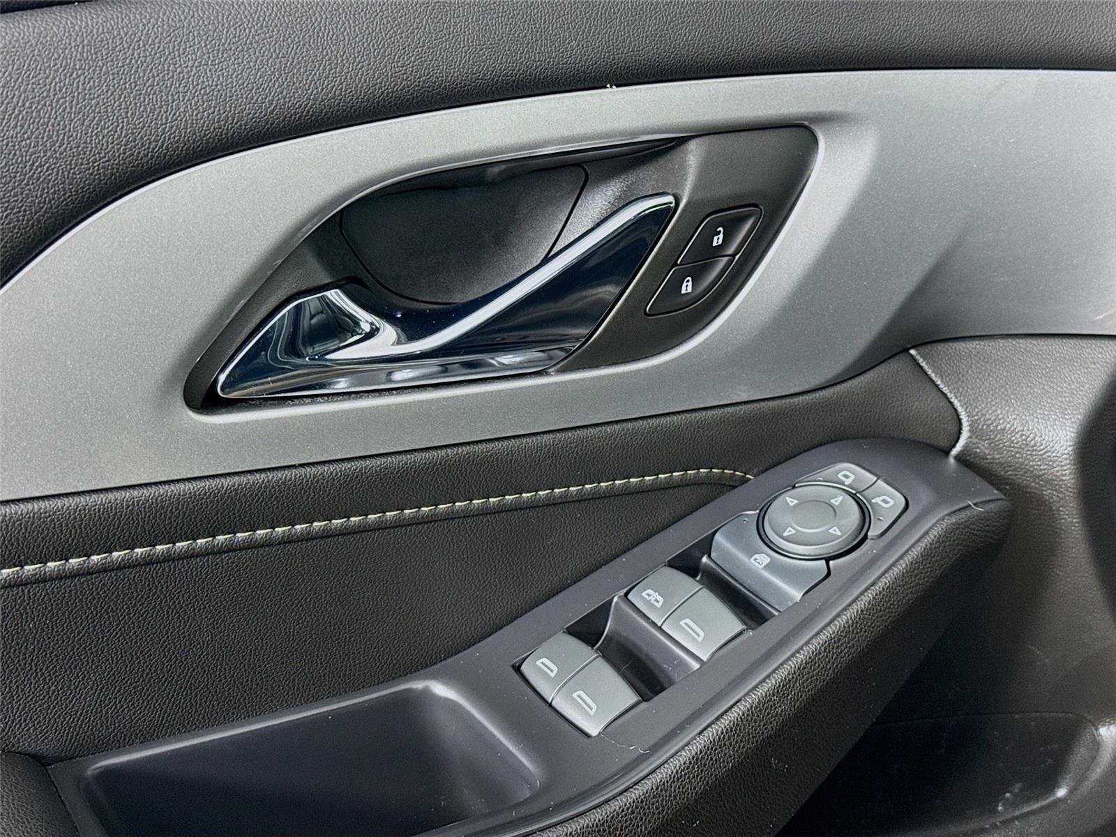 Used 2022 Chevrolet Traverse LT image 17