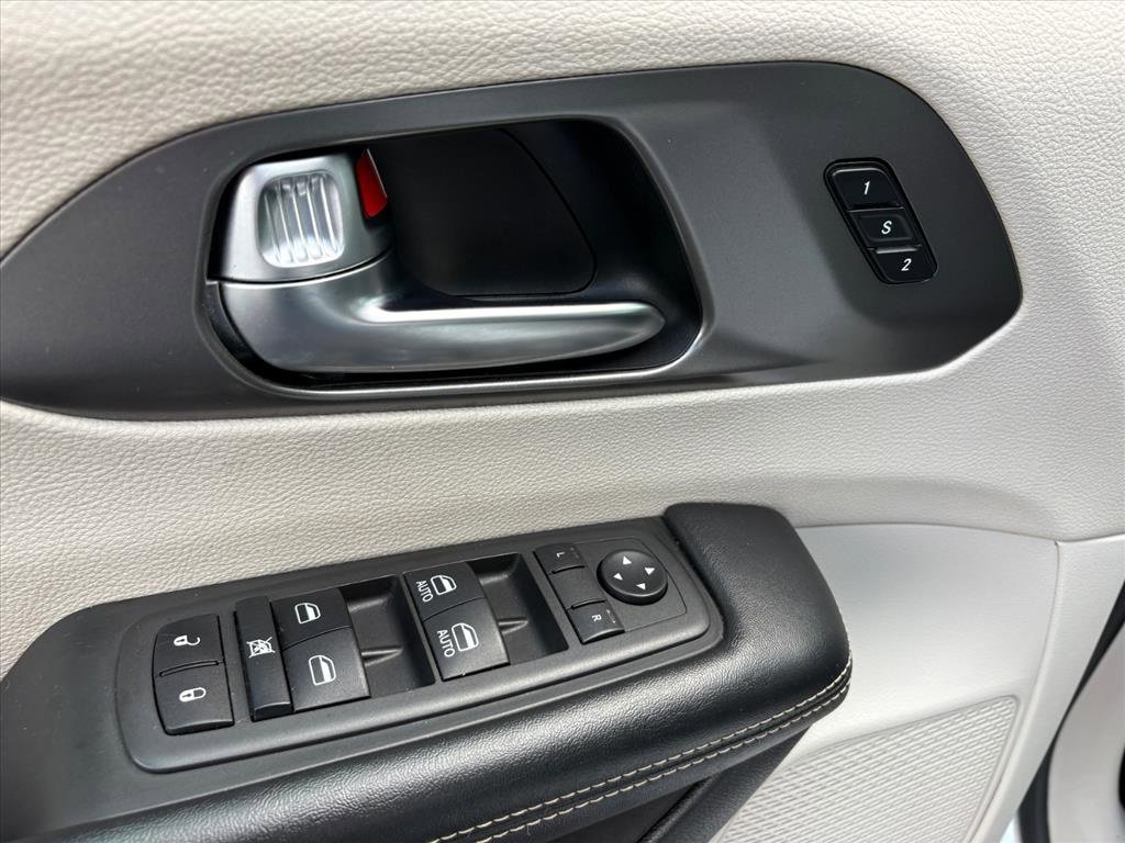 Used 2022 Chrysler Pacifica Touring-L image 22