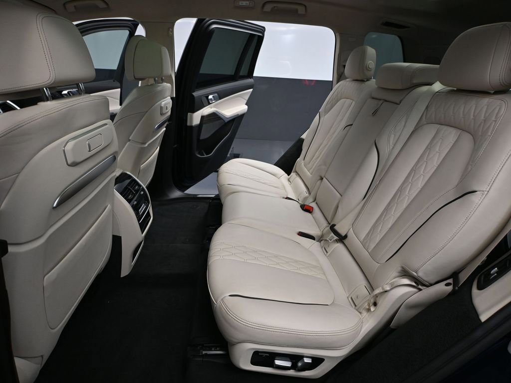 Used 2023 BMW X7 xDrive40i w/ Executive Package image 44
