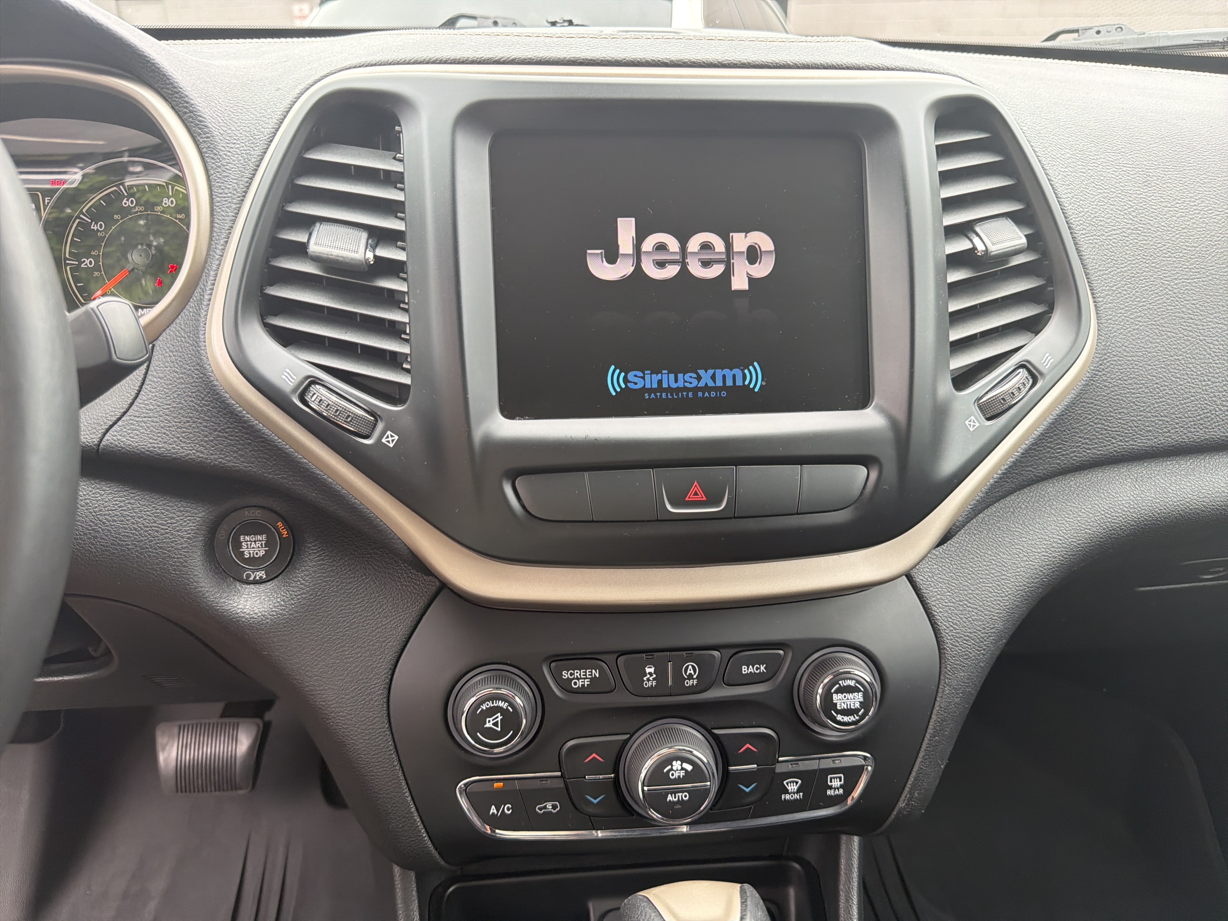 Used 2015 Jeep Cherokee Latitude w/ Comfort/Convenience Group AWD/4WD image 19