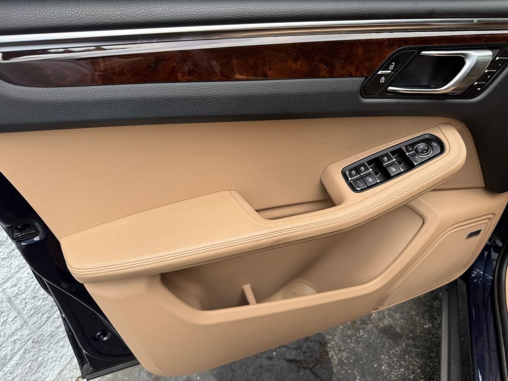 Used 2023 Porsche Macan AWD/4WD image 13