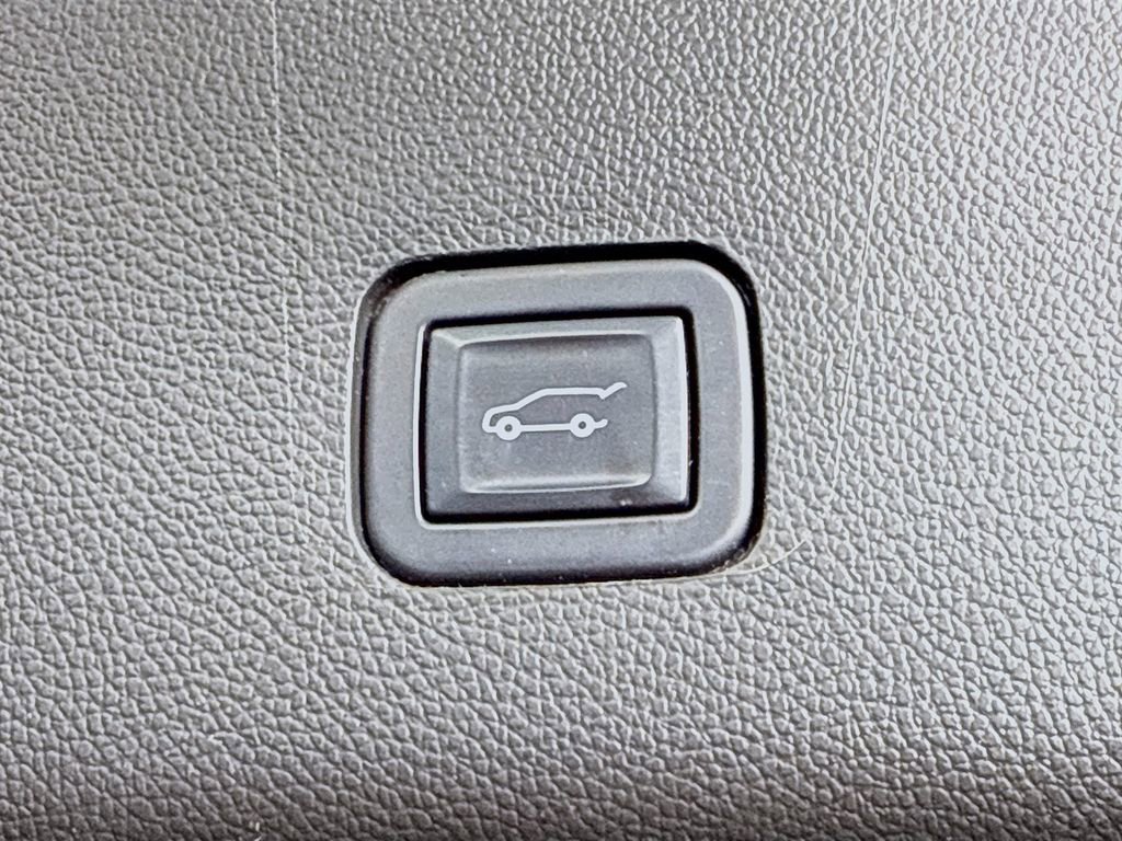 Used 2021 Chevrolet Traverse Premier w/ Redline Edition AWD/4WD image 31
