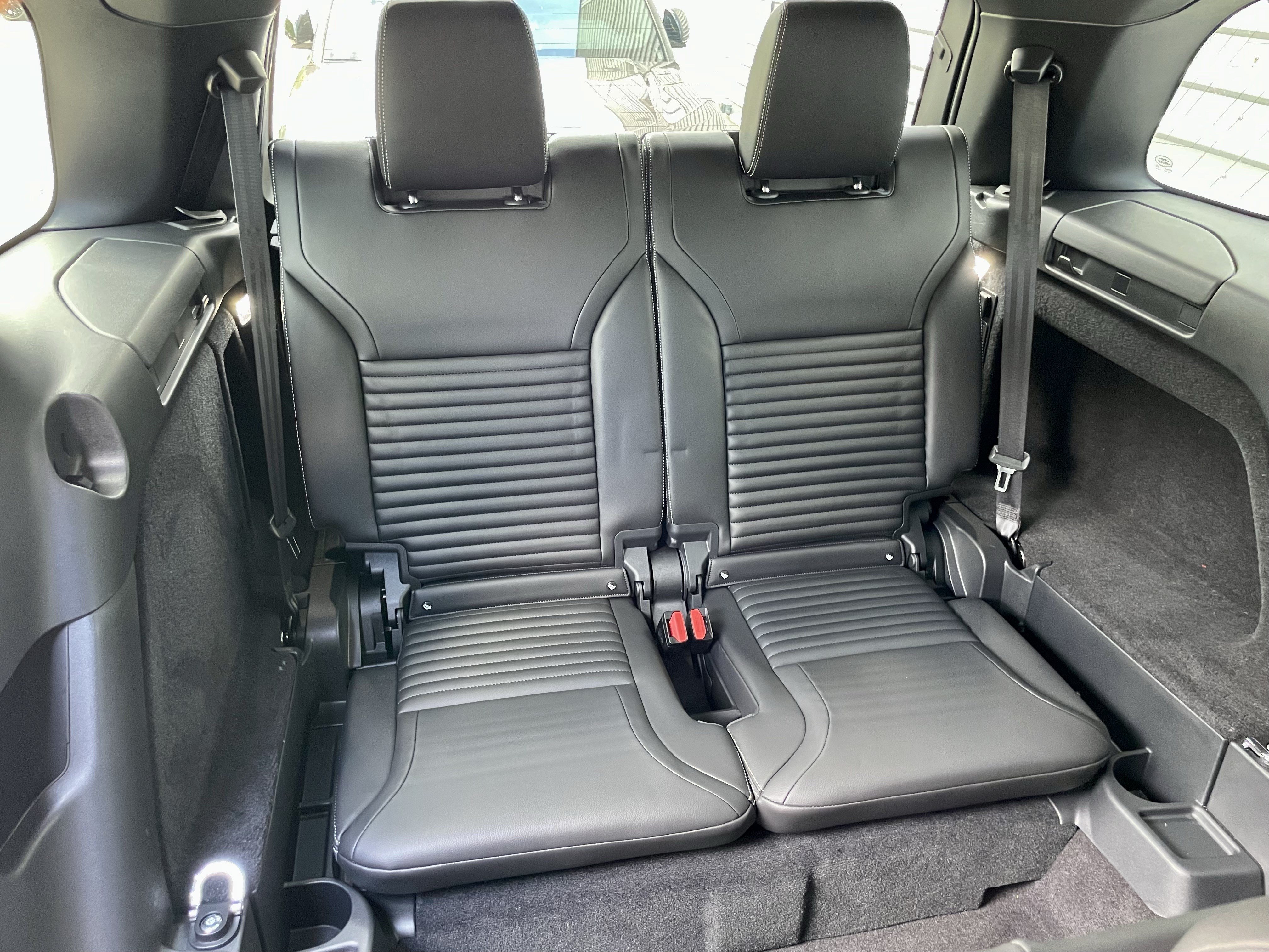 Certified 2025 Land Rover Discovery S AWD/4WD image 33