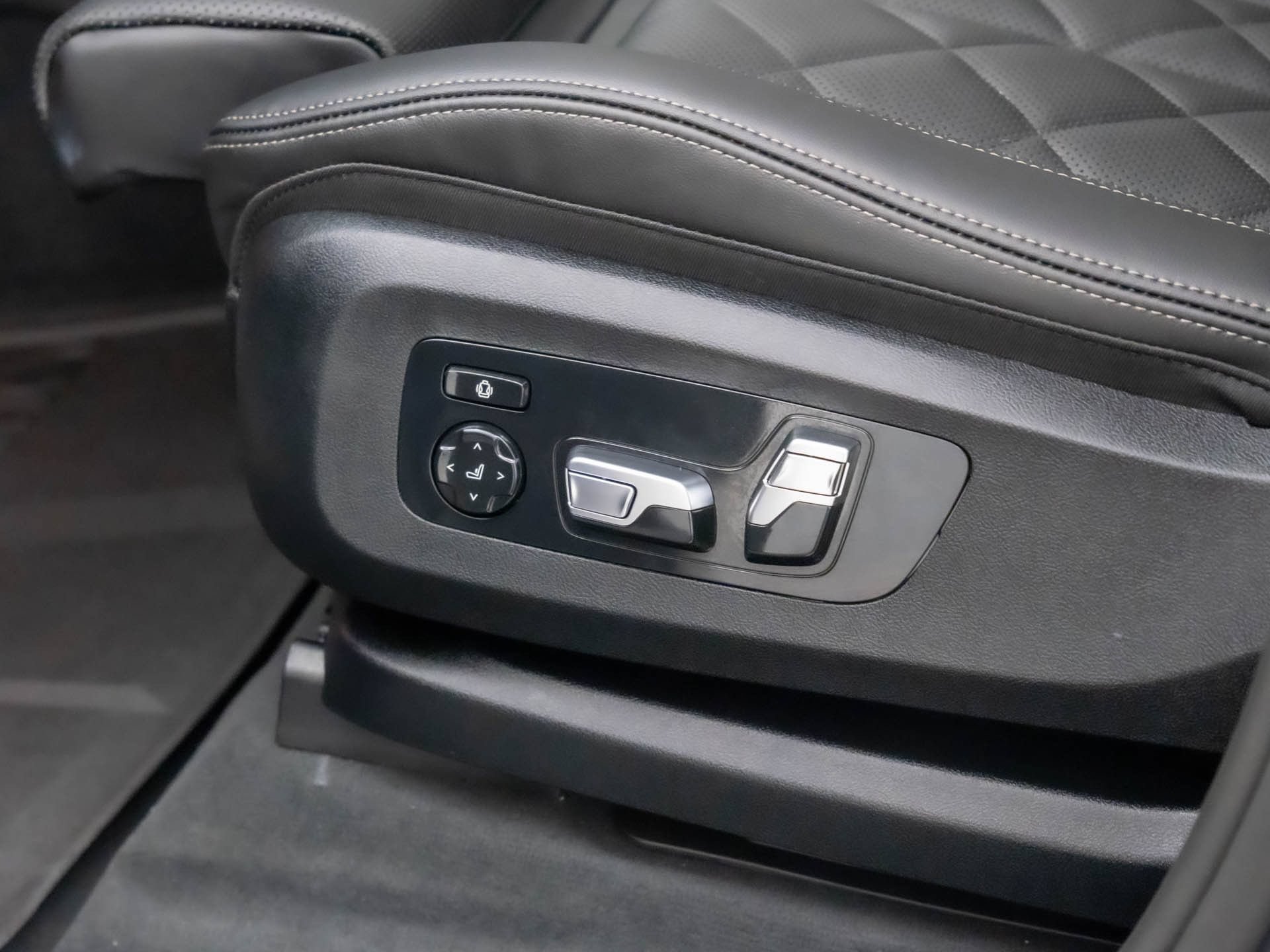 Used 2026 BMW X5 M60i w/ Executive Package AWD/4WD image 15