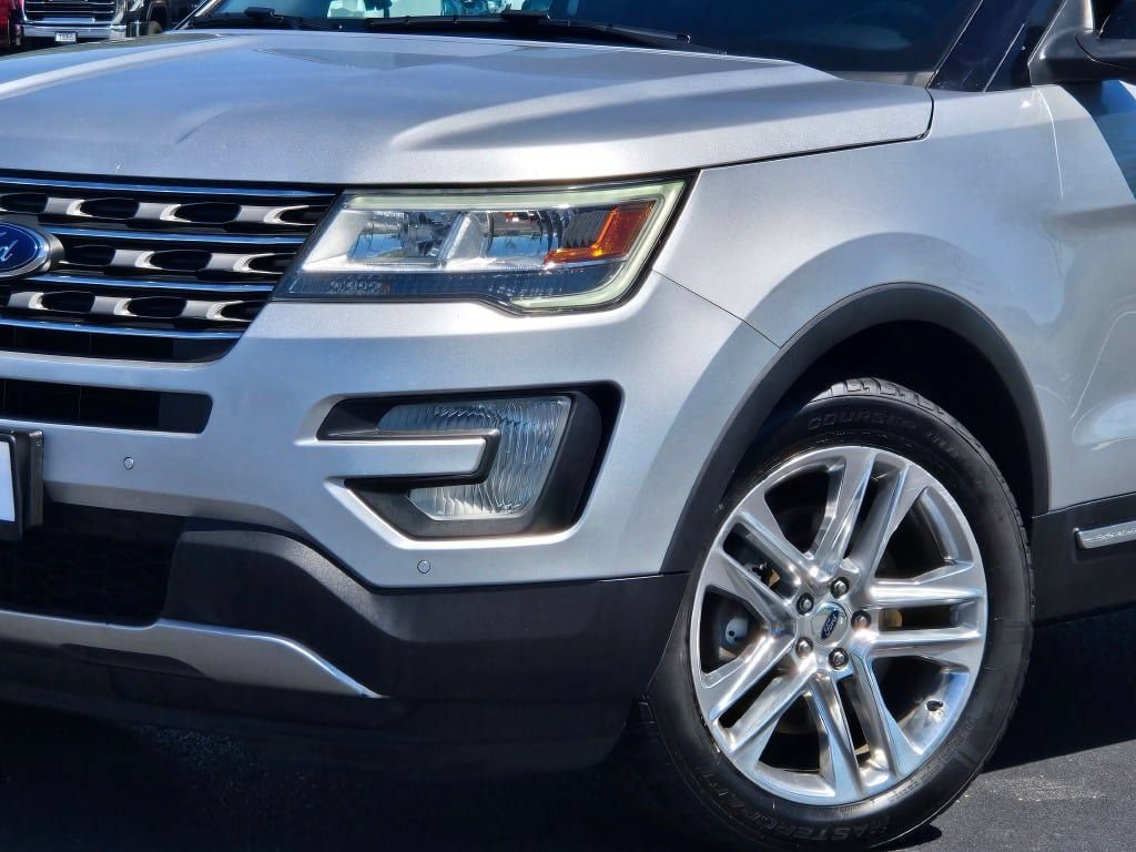 Used 2016 Ford Explorer XLT w/ Equipment Group 202A AWD/4WD image 2