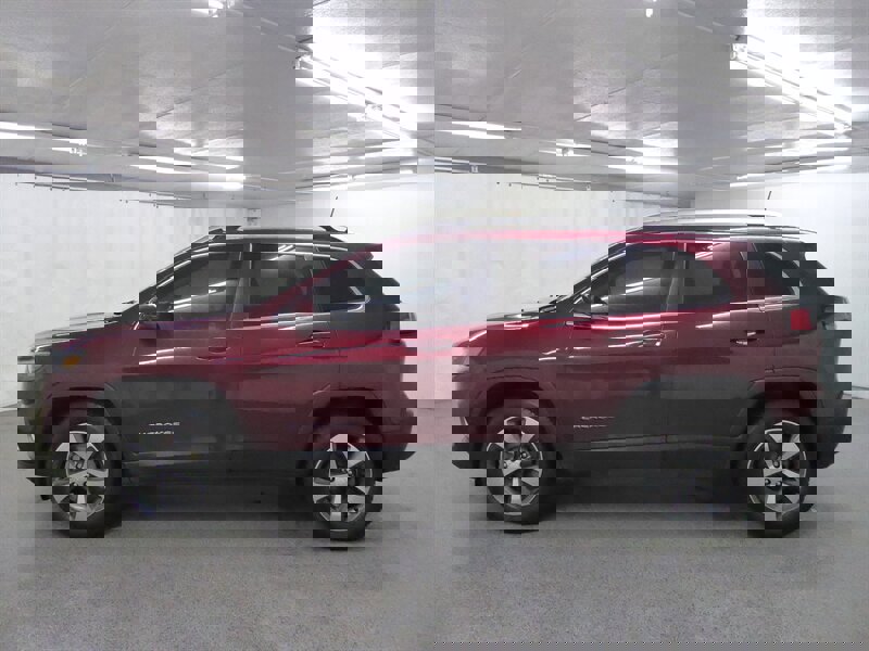 Used 2019 Jeep Cherokee Limited w/ Luxury Group image 4