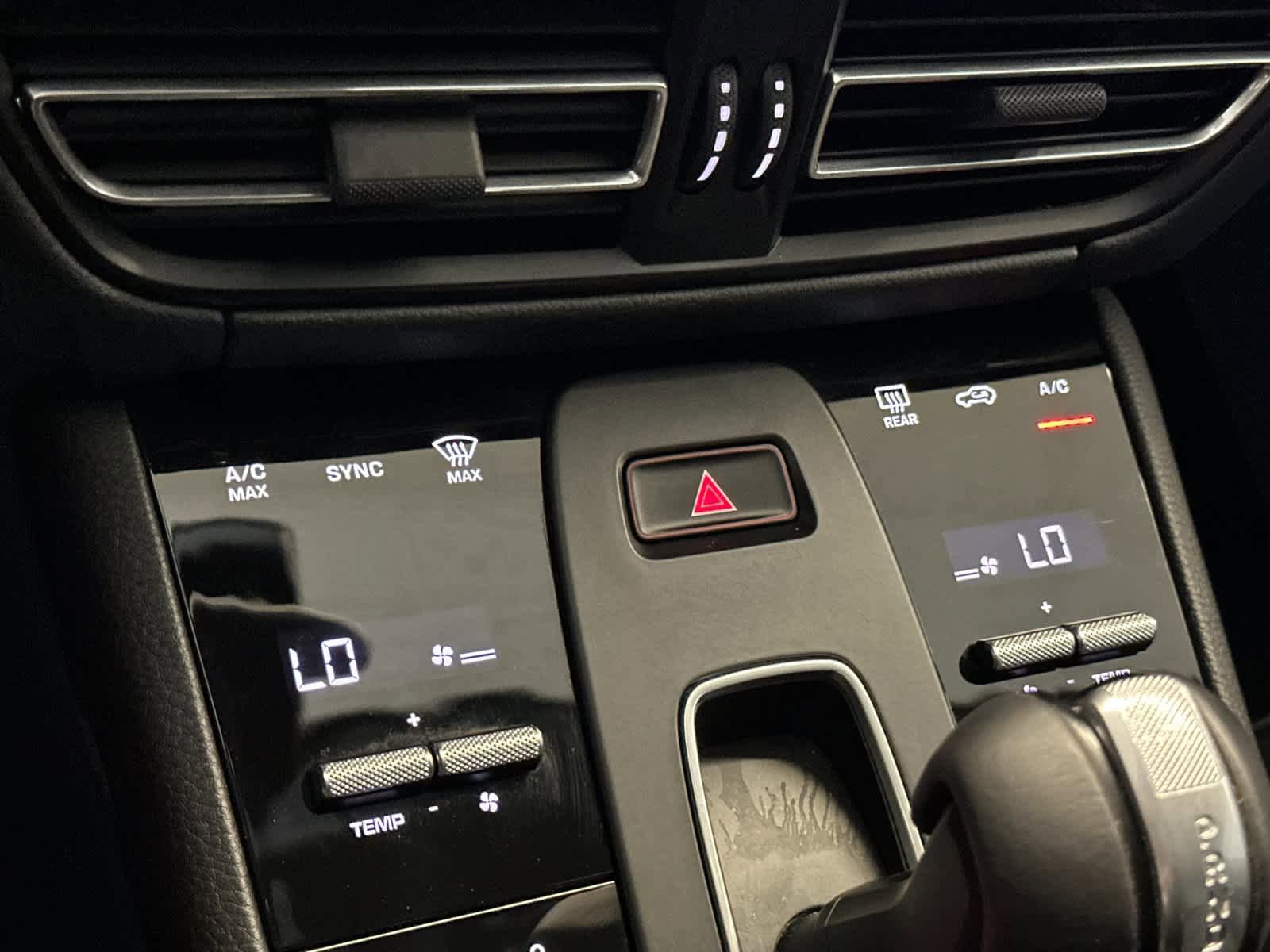 Certified 2025 Porsche Macan AWD/4WD image 24
