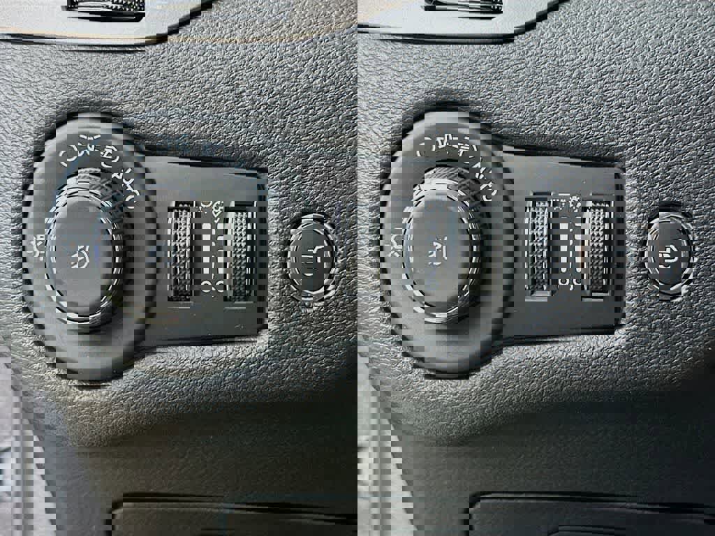 Used 2022 Jeep Cherokee Limited AWD/4WD image 27