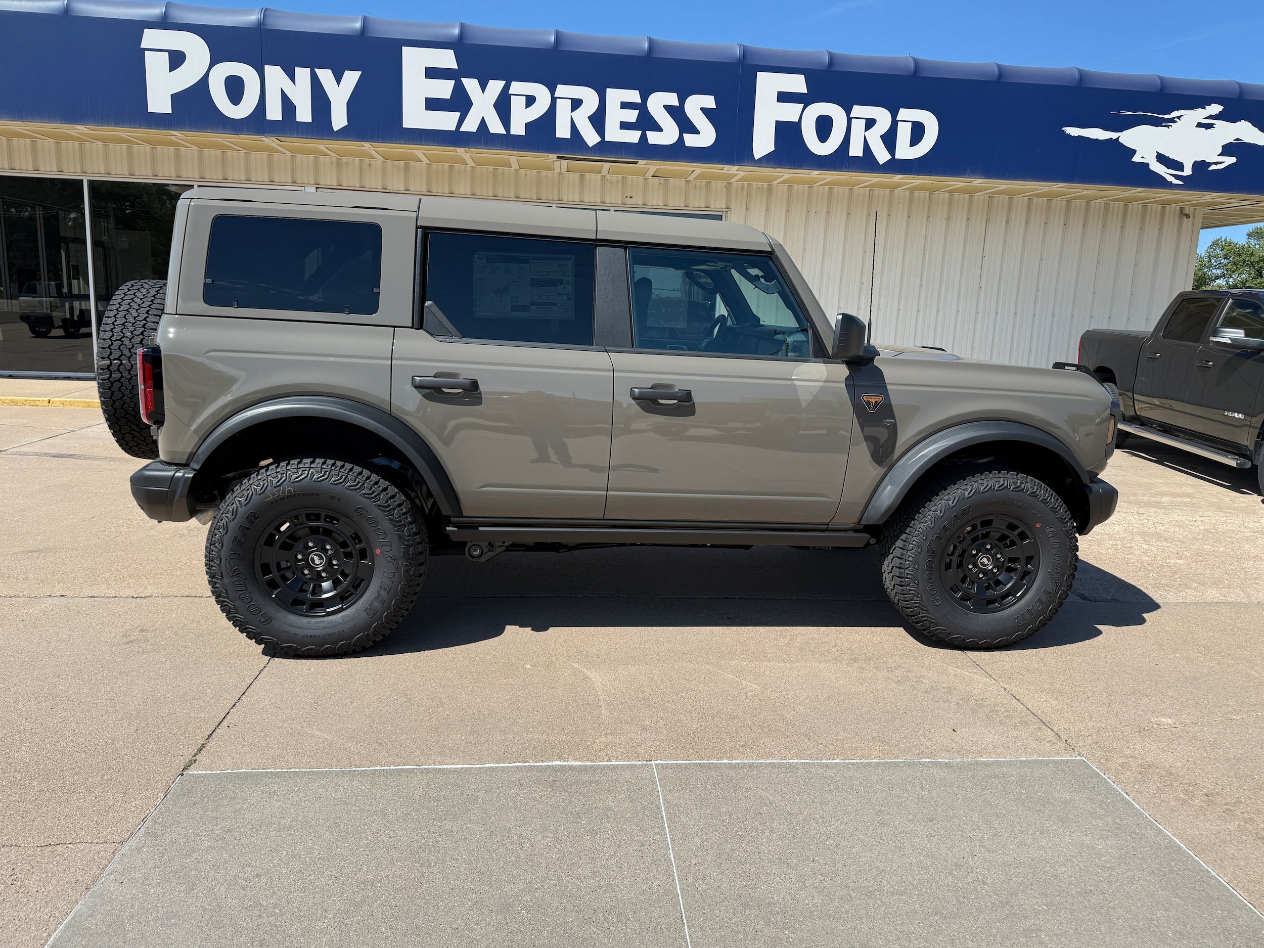 New 2026 Ford Bronco Badlands w/ Sasquatch Package AWD/4WD image 2