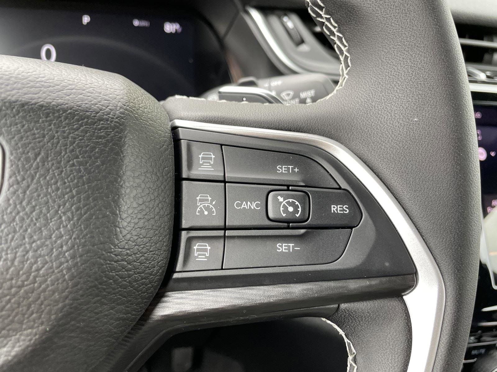 Used 2025 Jeep Grand Cherokee Laredo AWD/4WD image 16