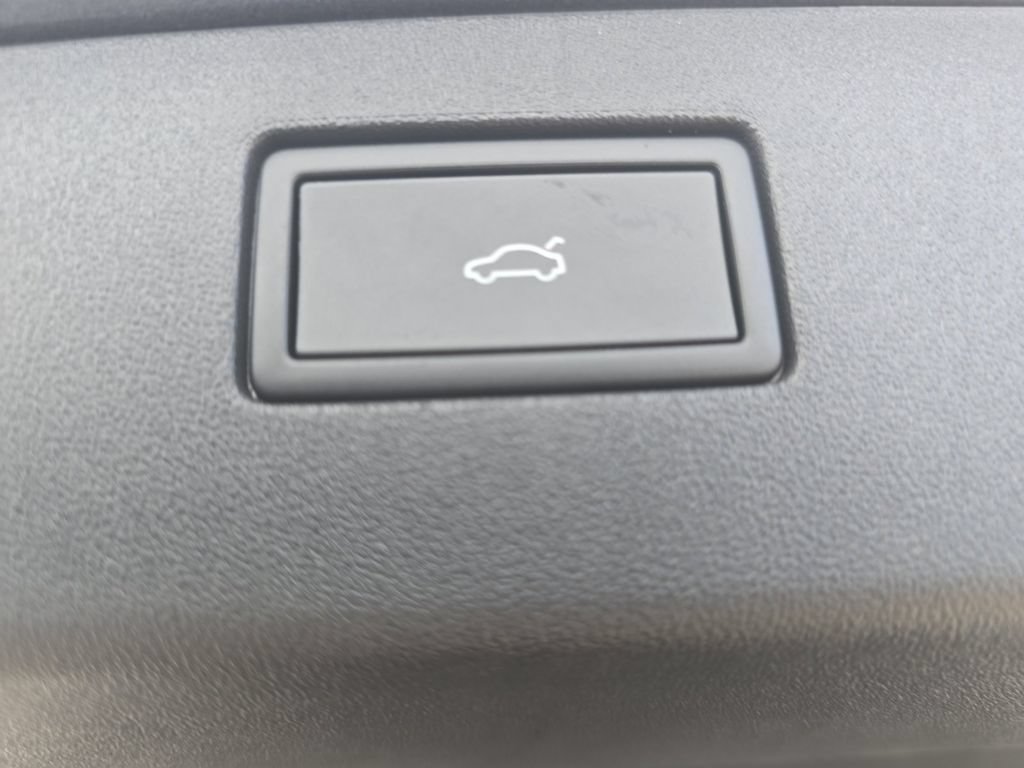 New 2026 Volkswagen Tiguan SE R-Line AWD/4WD image 18