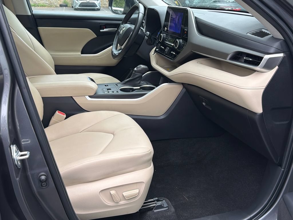 Used 2023 Toyota Highlander XLE AWD/4WD image 12