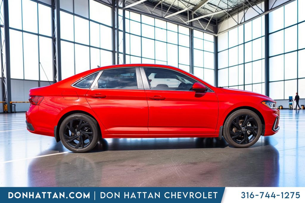 Used 2025 Volkswagen Jetta SE FWD image 37