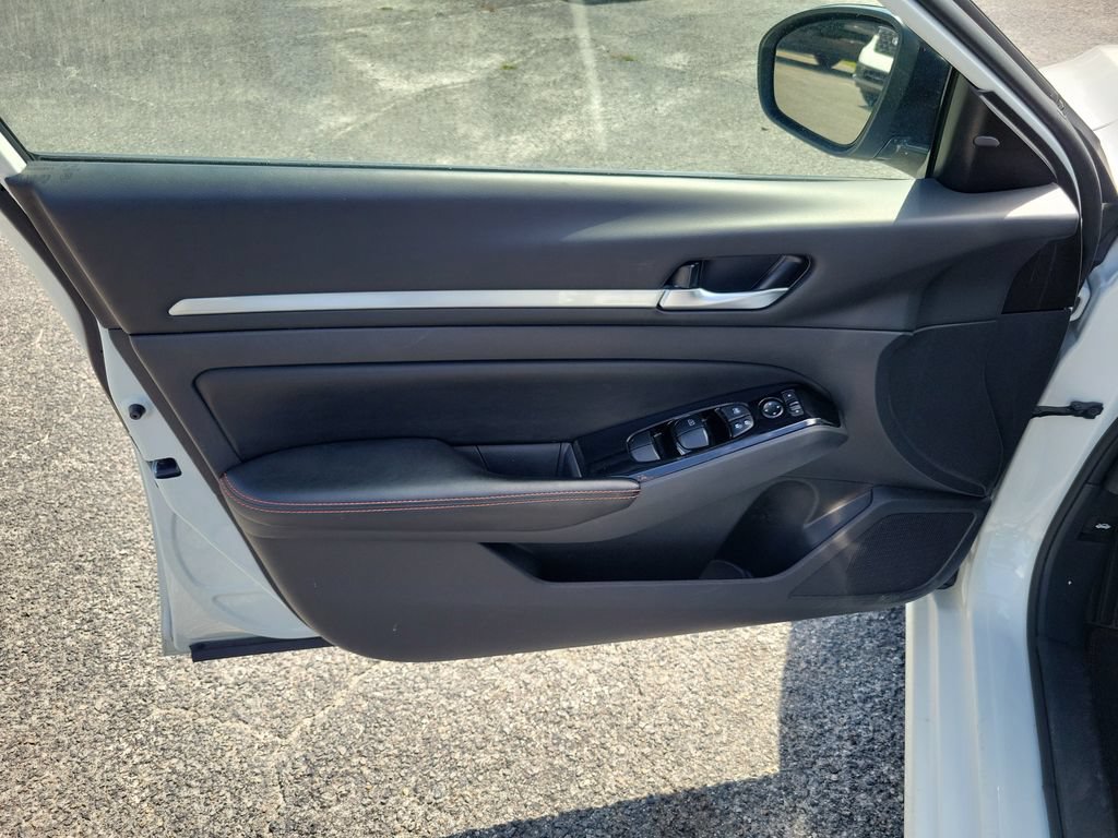 Used 2024 Nissan Altima 2.5 SR FWD image 16