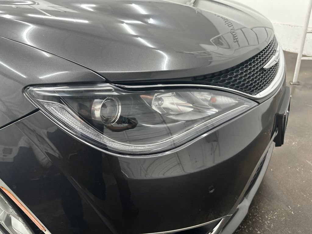 Used 2018 Chrysler Pacifica Touring-L Plus w/ Advanced Safetytec Group FWD image 10