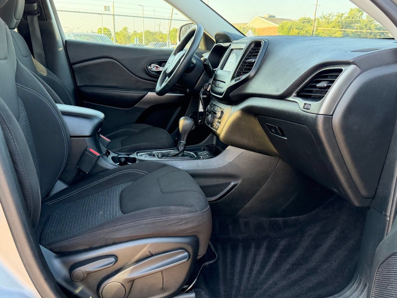Used 2019 Jeep Cherokee Latitude w/ Popular Appearance Group FWD image 34