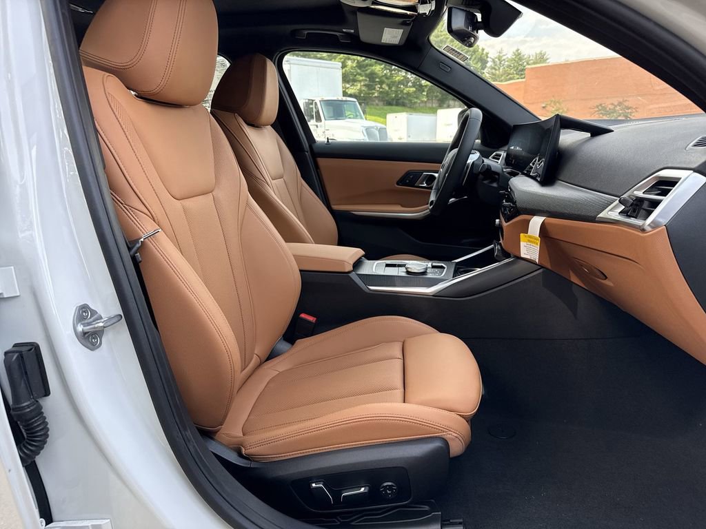 Used 2025 BMW 330i xDrive Sedan w/ Convenience Package image 28