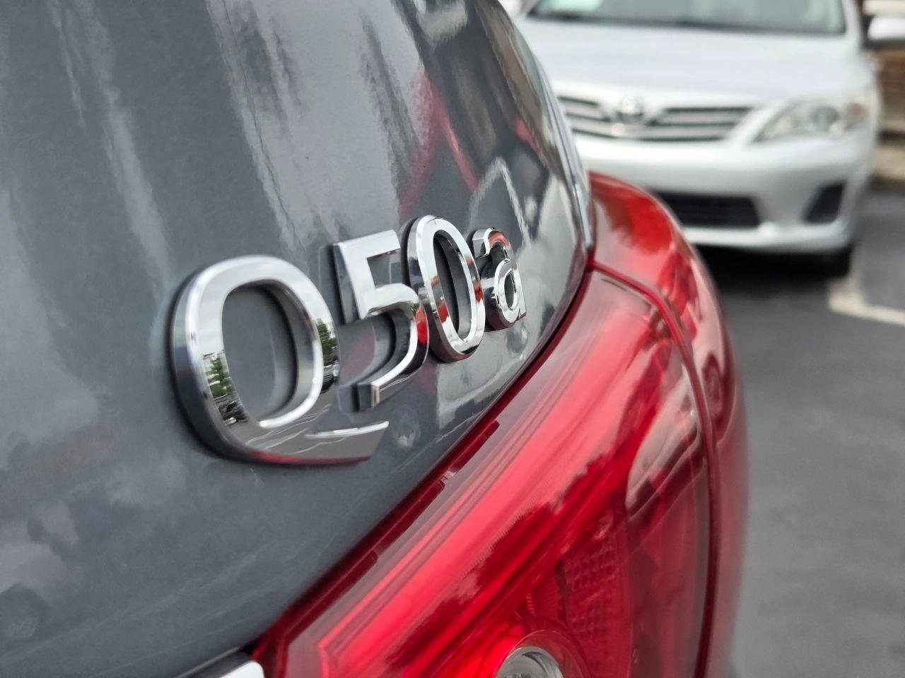 Used 2015 INFINITI Q50 w/ Moonroof Package RWD image 10