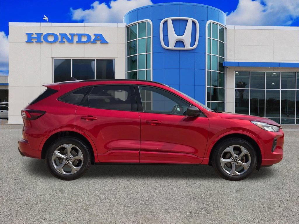 Used 2023 Ford Escape ST-Line w/ Tech Pack #1 AWD/4WD image 2