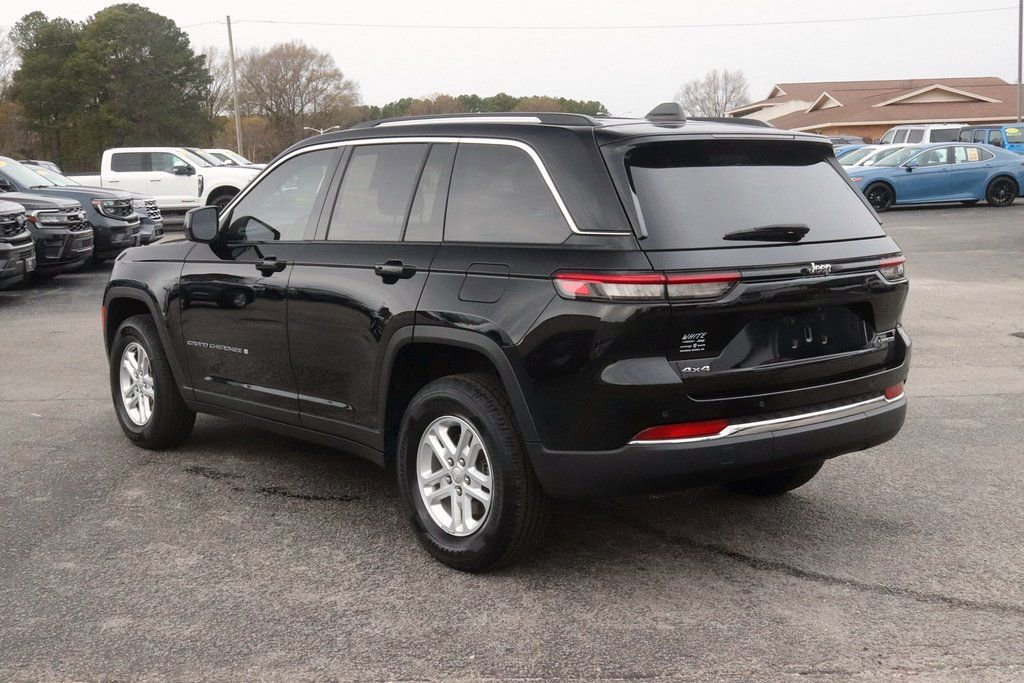 Used 2023 Jeep Grand Cherokee Laredo AWD/4WD image 5