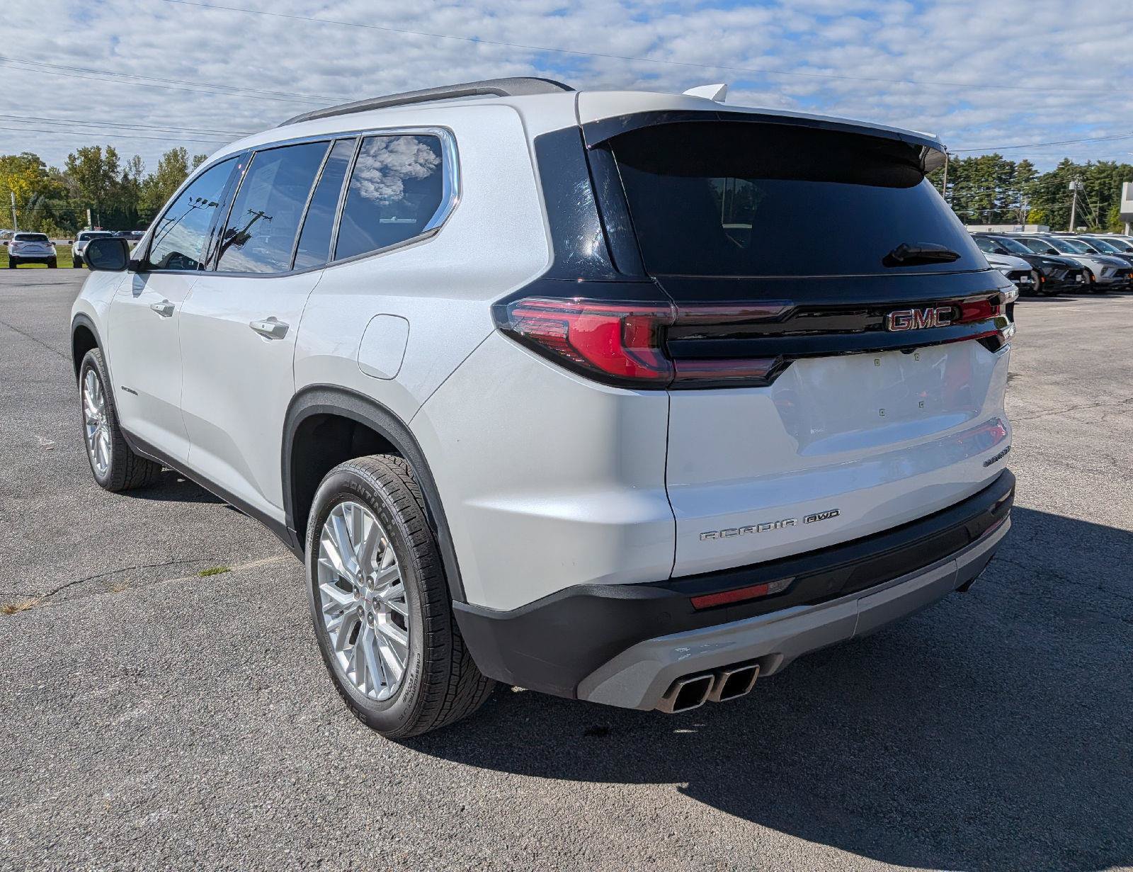 Used 2024 GMC Acadia Elevation w/ Luxury Package AWD/4WD image 7