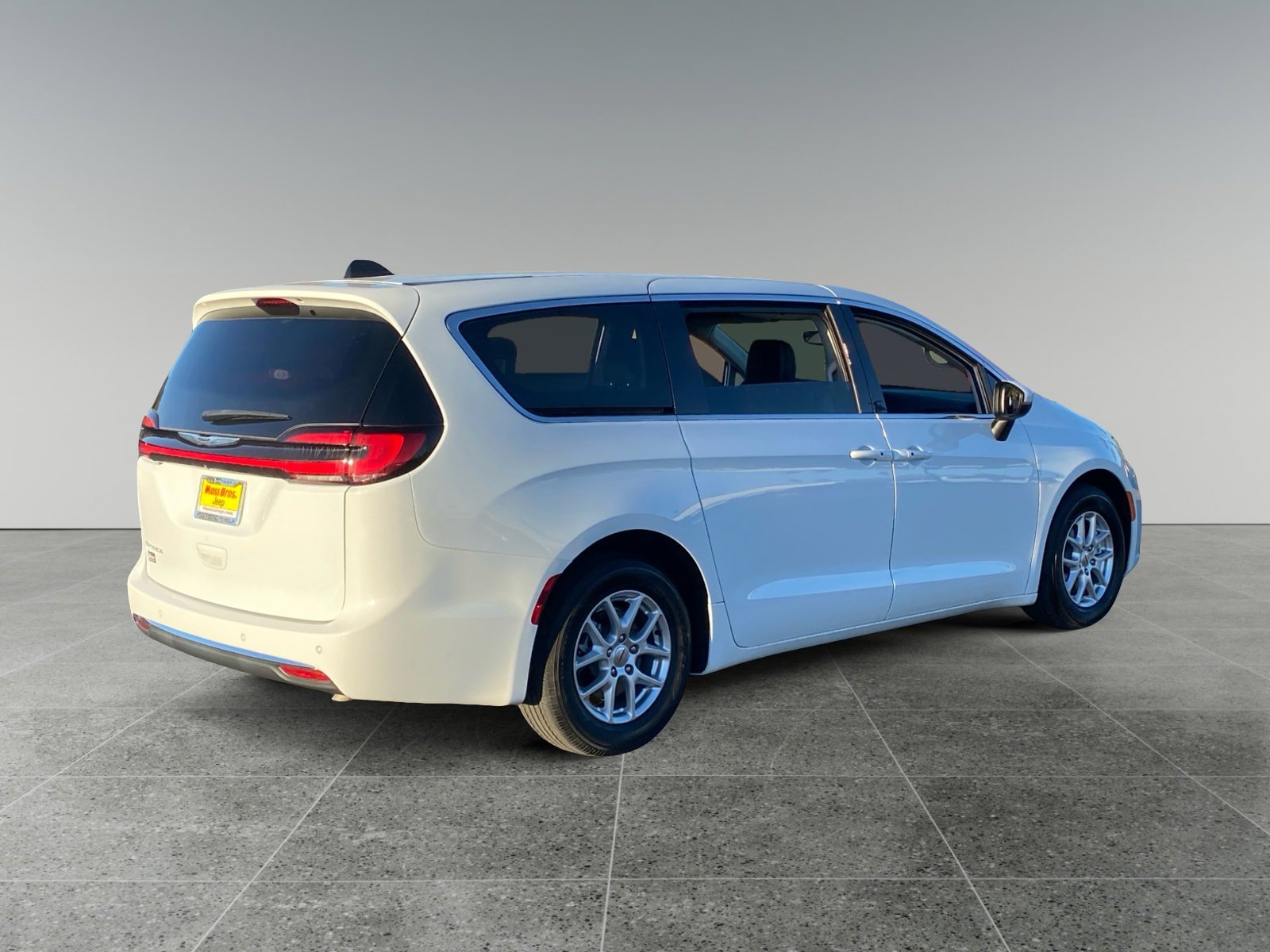 Used 2023 Chrysler Pacifica Touring-L image 5
