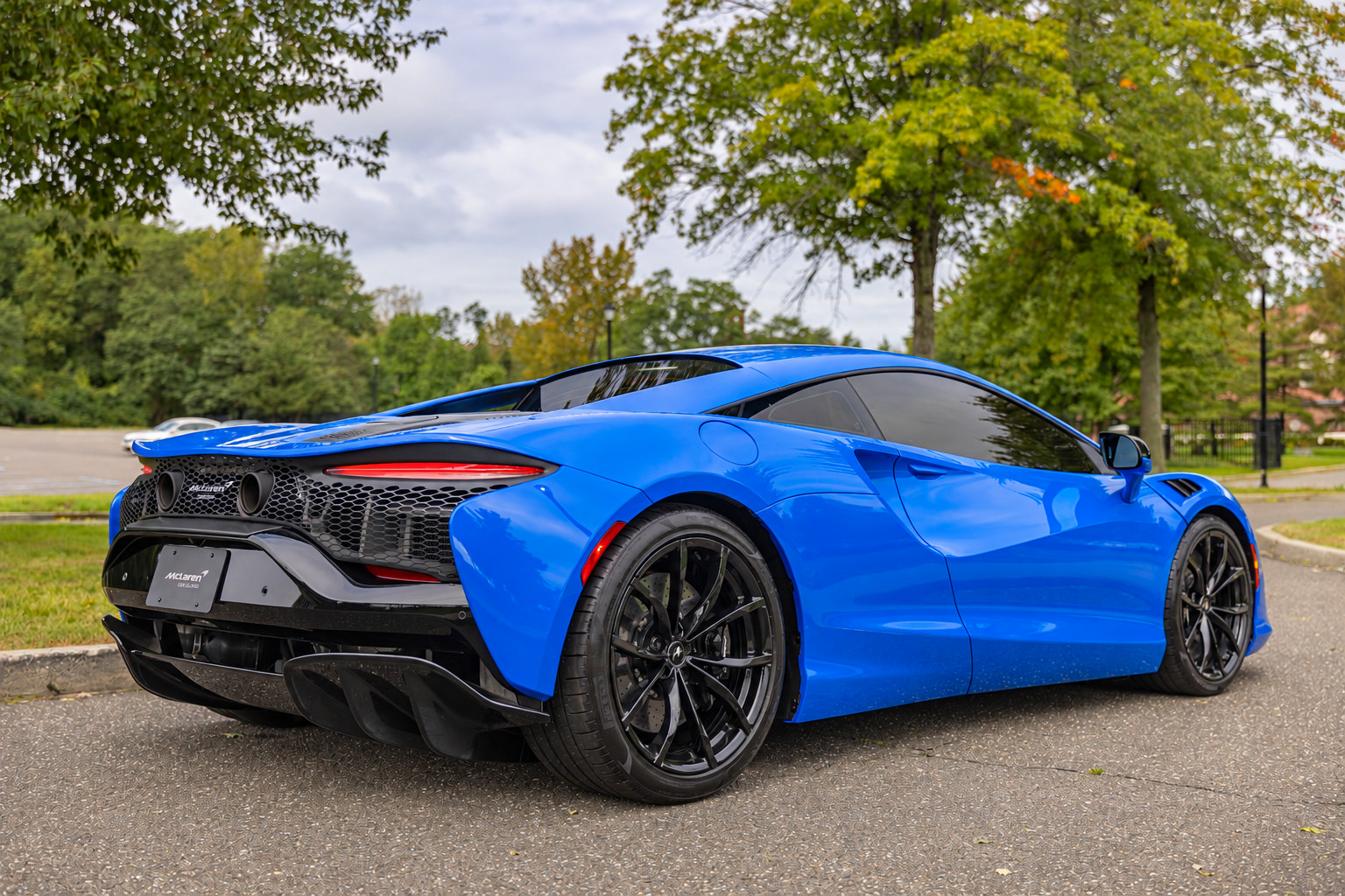 Used 2024 McLaren Artura RWD image 4