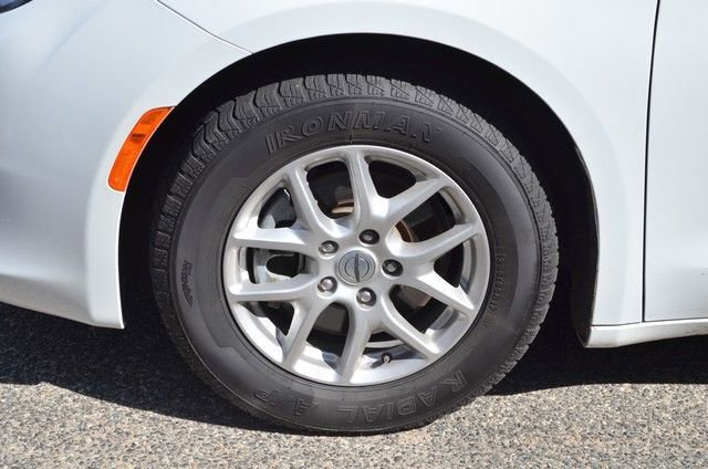 Used 2023 Chrysler Voyager LX image 13