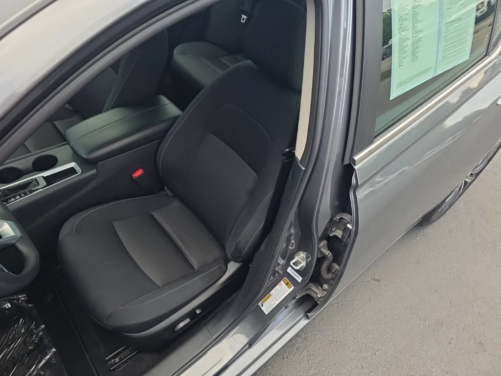 Used 2025 Nissan Altima 2.5 SV FWD image 12
