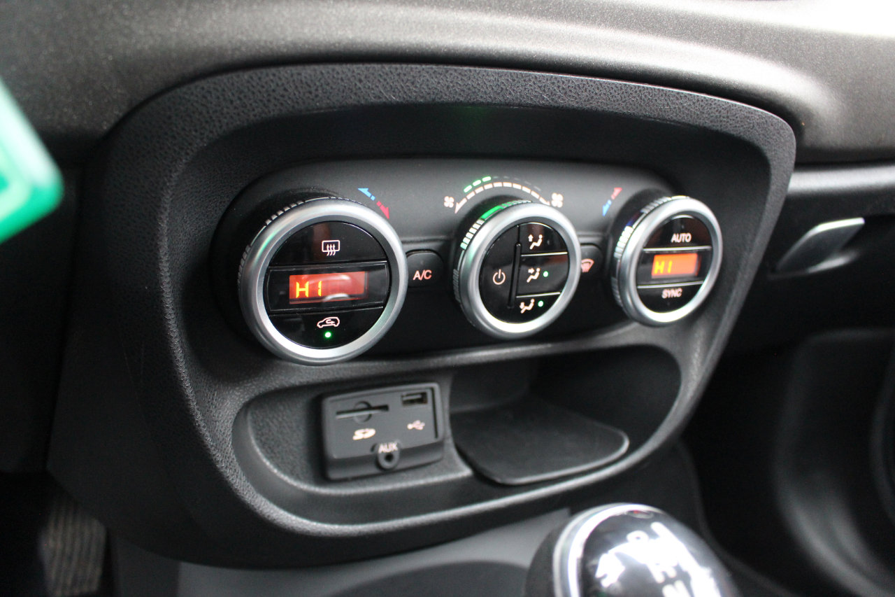 Used 2014 FIAT 500L Trekking w/ Popular Equipment Group image 27