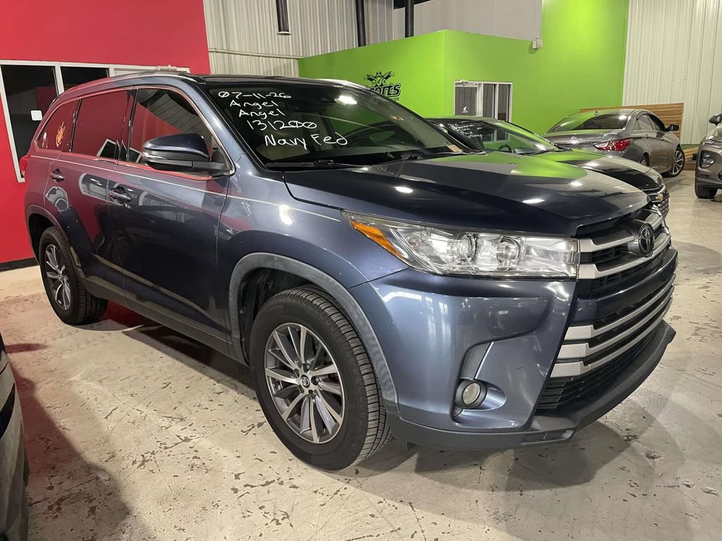 Used 2019 Toyota Highlander XLE FWD image 1