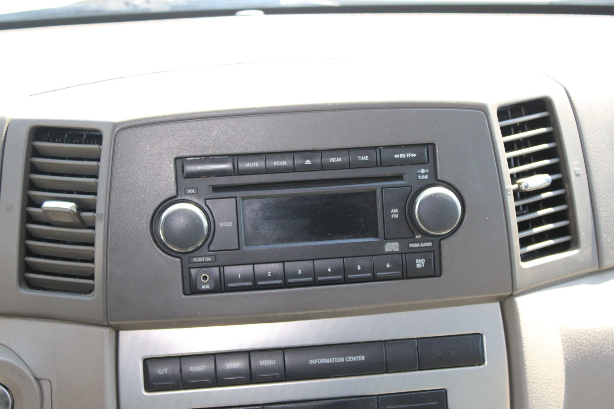 Used 2006 Jeep Grand Cherokee Laredo RWD image 12