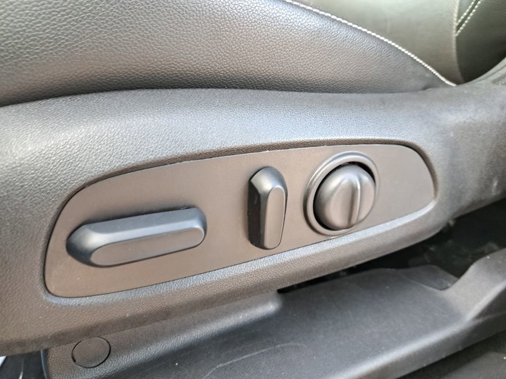 Used 2024 GMC Terrain SLT image 17